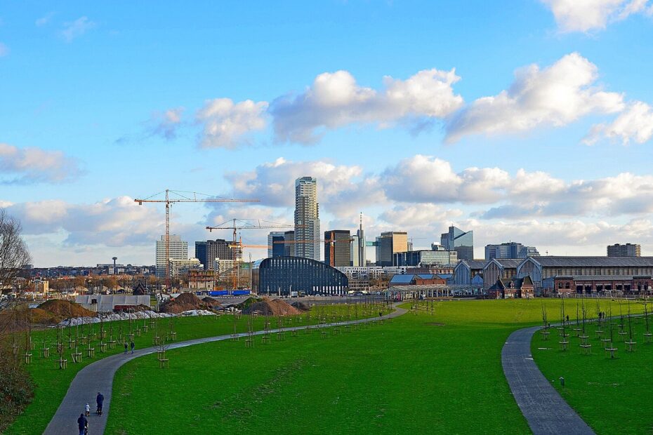 Skyline van de Brusselse Noordwijk met bouwkranen, gezien vanuit het park van Thurn & Taxis